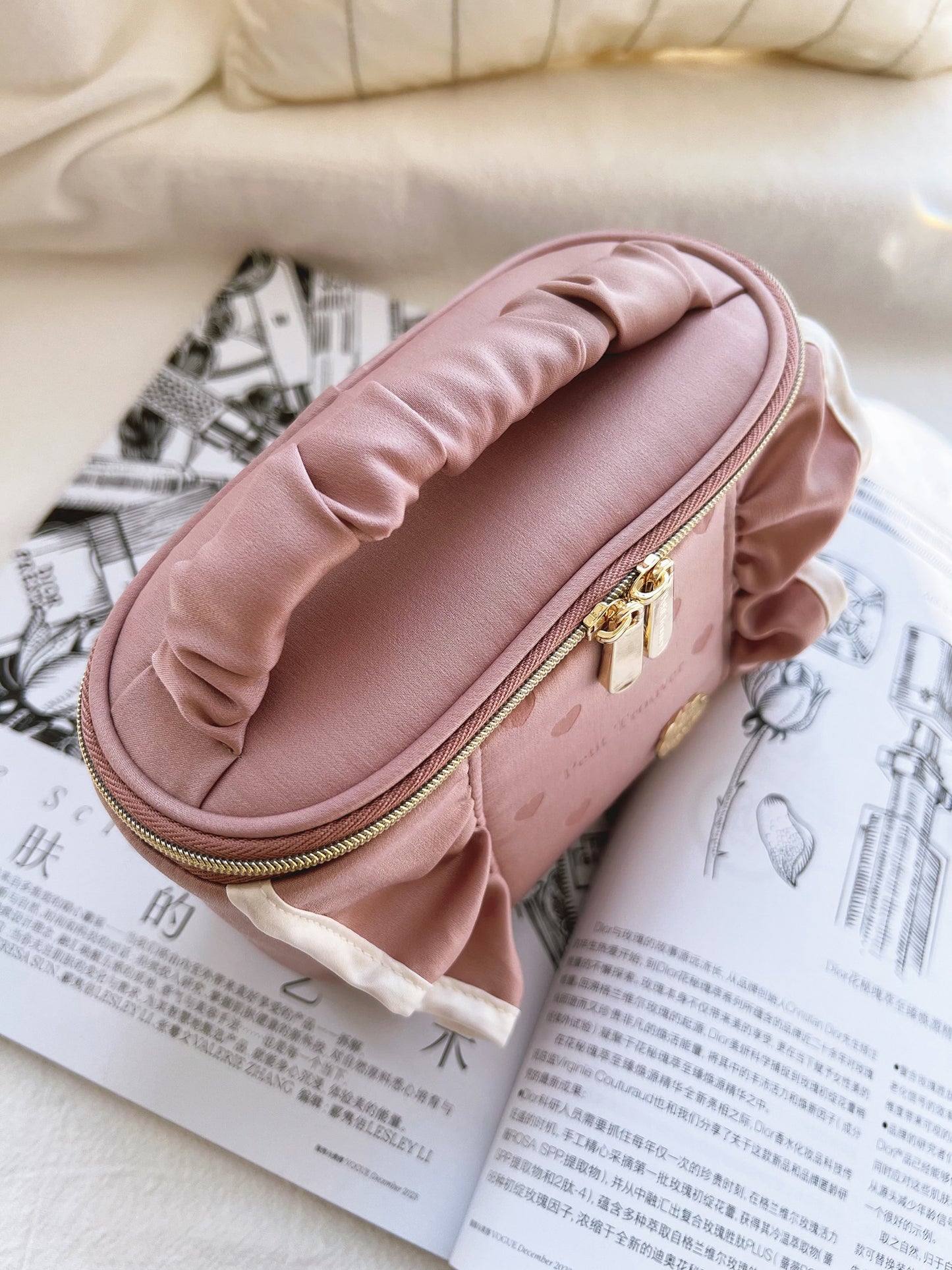 Fresh & Minimalist Solid Color Ruffle Barrel Bag - Top-Handle Small Makeup Pouch