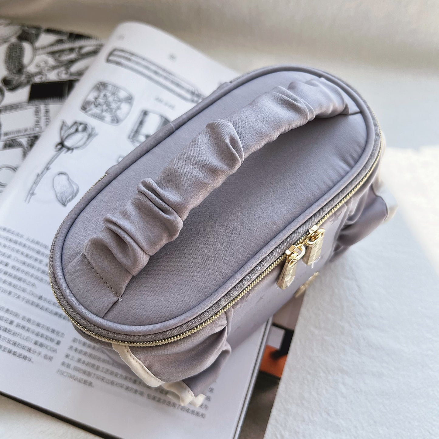 Fresh & Minimalist Solid Color Ruffle Barrel Bag - Top-Handle Small Makeup Pouch