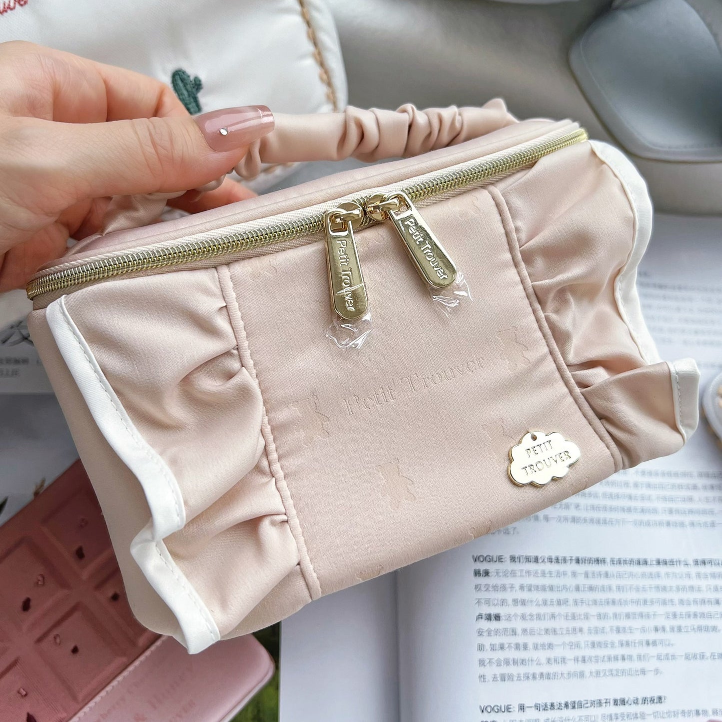 Fresh & Minimalist Solid Color Ruffle Barrel Bag - Top-Handle Small Makeup Pouch