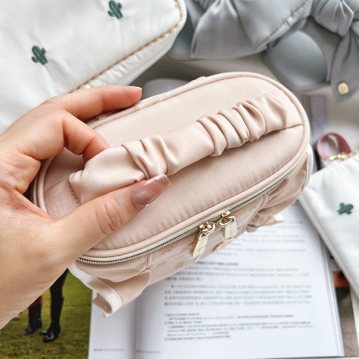 Fresh & Minimalist Solid Color Ruffle Barrel Bag - Top-Handle Small Makeup Pouch