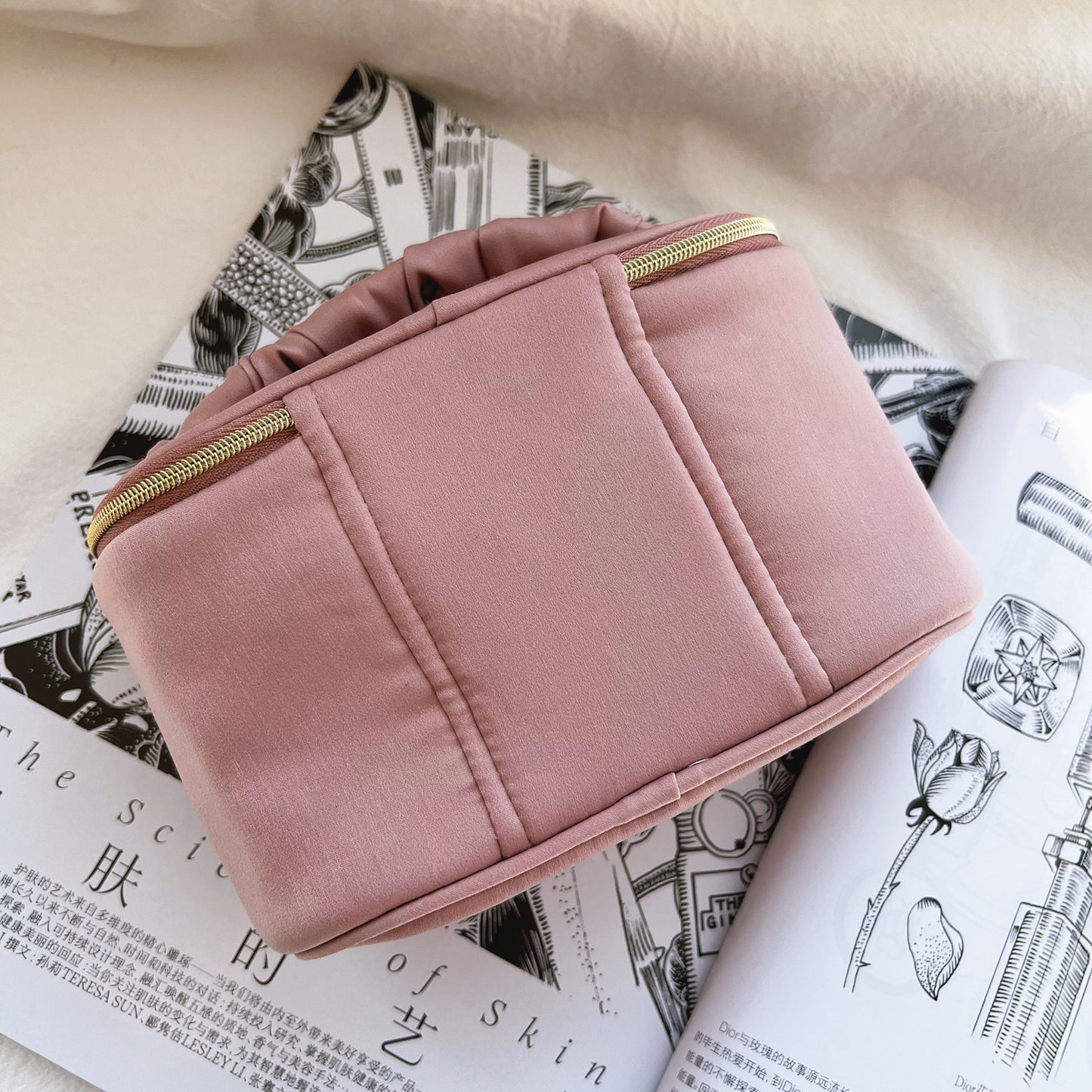 Fresh & Minimalist Solid Color Ruffle Barrel Bag - Top-Handle Small Makeup Pouch